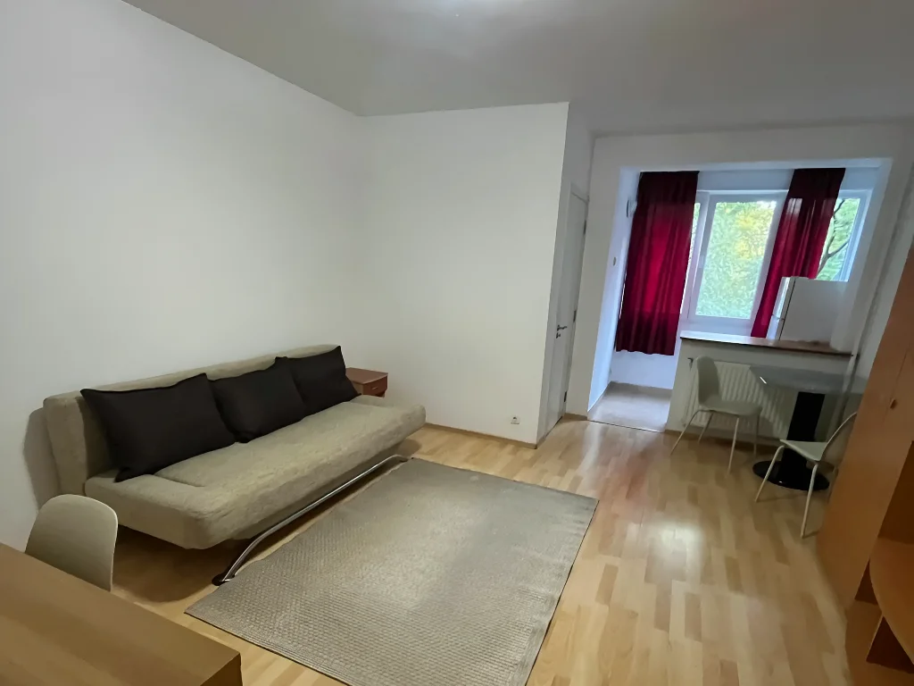 inchiriere garsoniera Sector 4 București living canapea masa